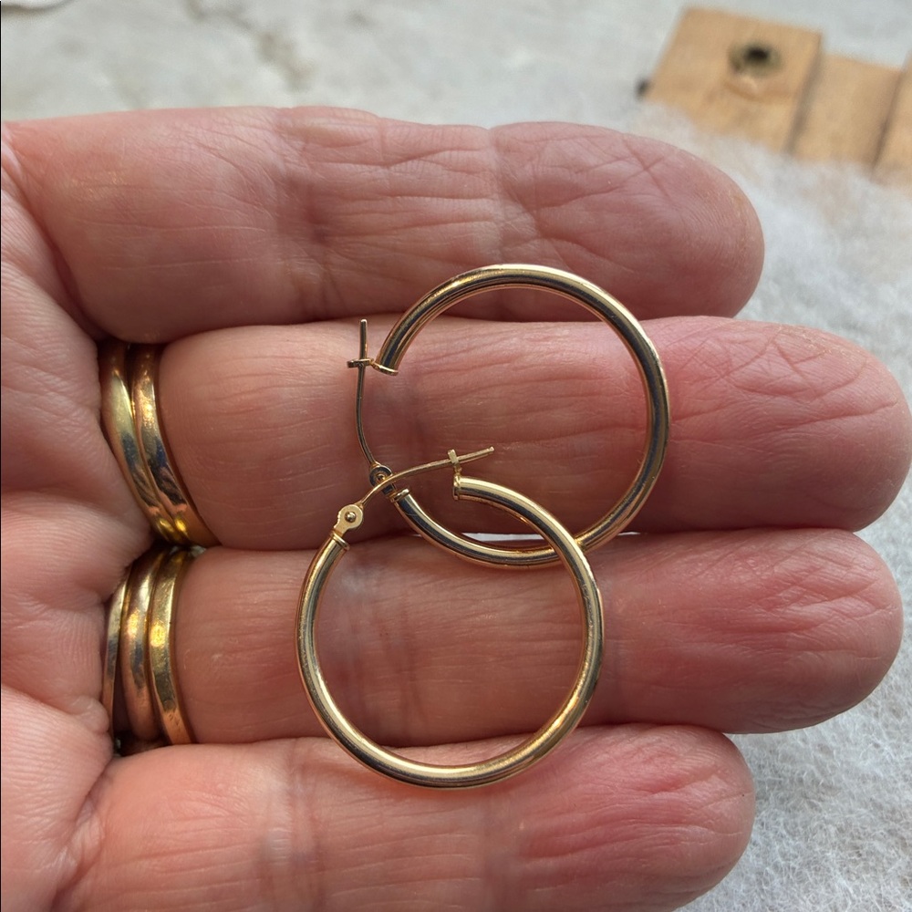Classic 14k Gold Hoop Earrings 1.15 grams - Picture 2 of 2